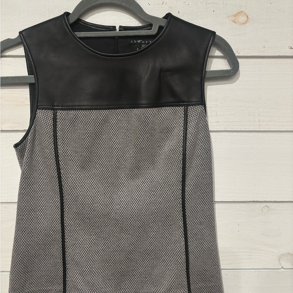 Theory Modern Seamed Shell
Leather Detailing Black and Gray in size 0 - Picture 5 of 14